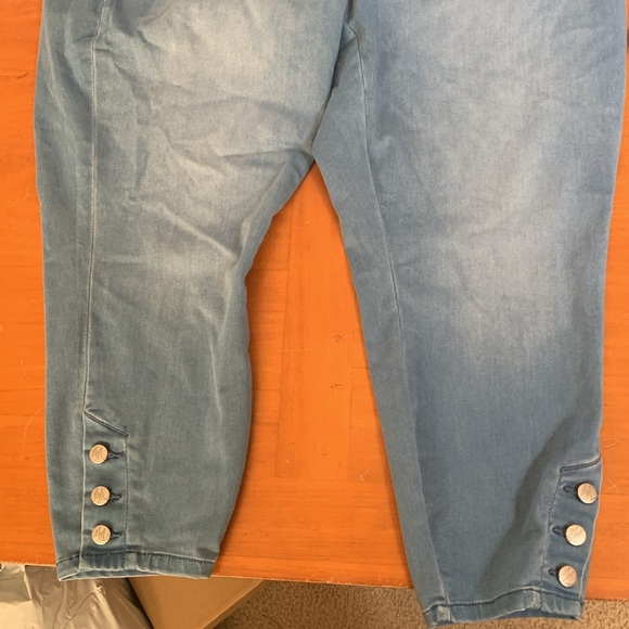 Melissa McCarthy seven jeans. Light denim. Soft material. Size 22. Worn once. - Picture 3 of 9
